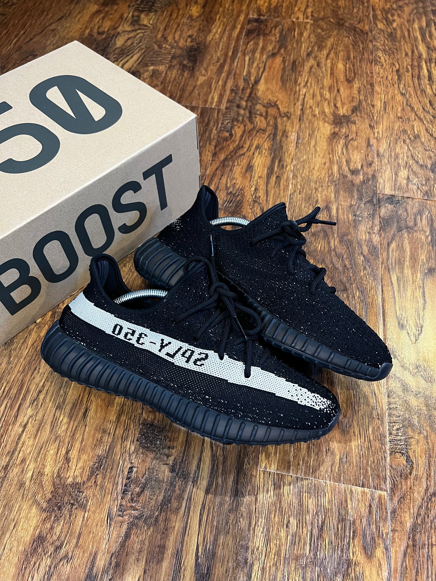 [PREOWNED SIZE 9.5] OREO YEEZY 350