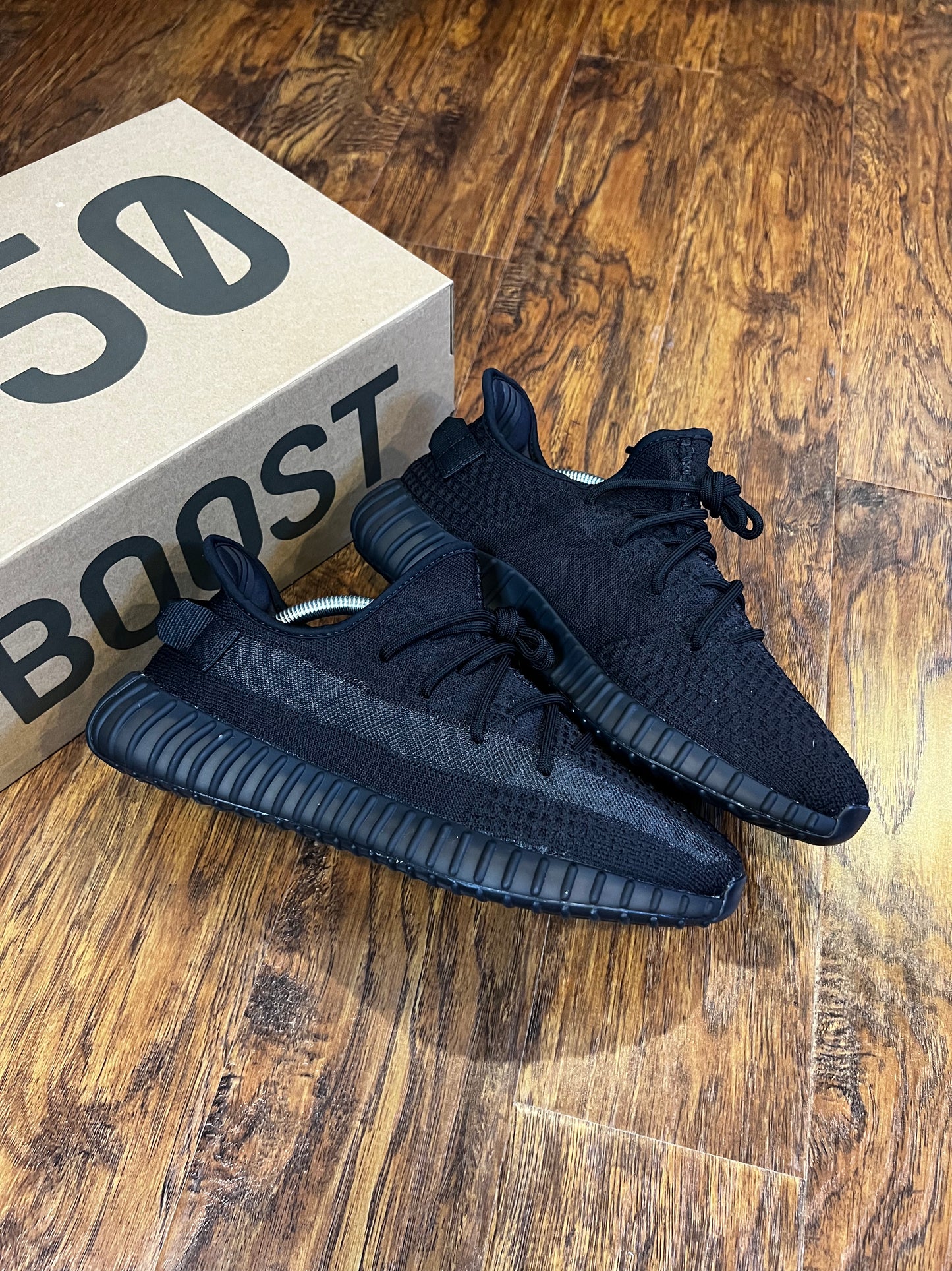 [PREOWNED SIZE 9.5] ONYX YEEZY 350