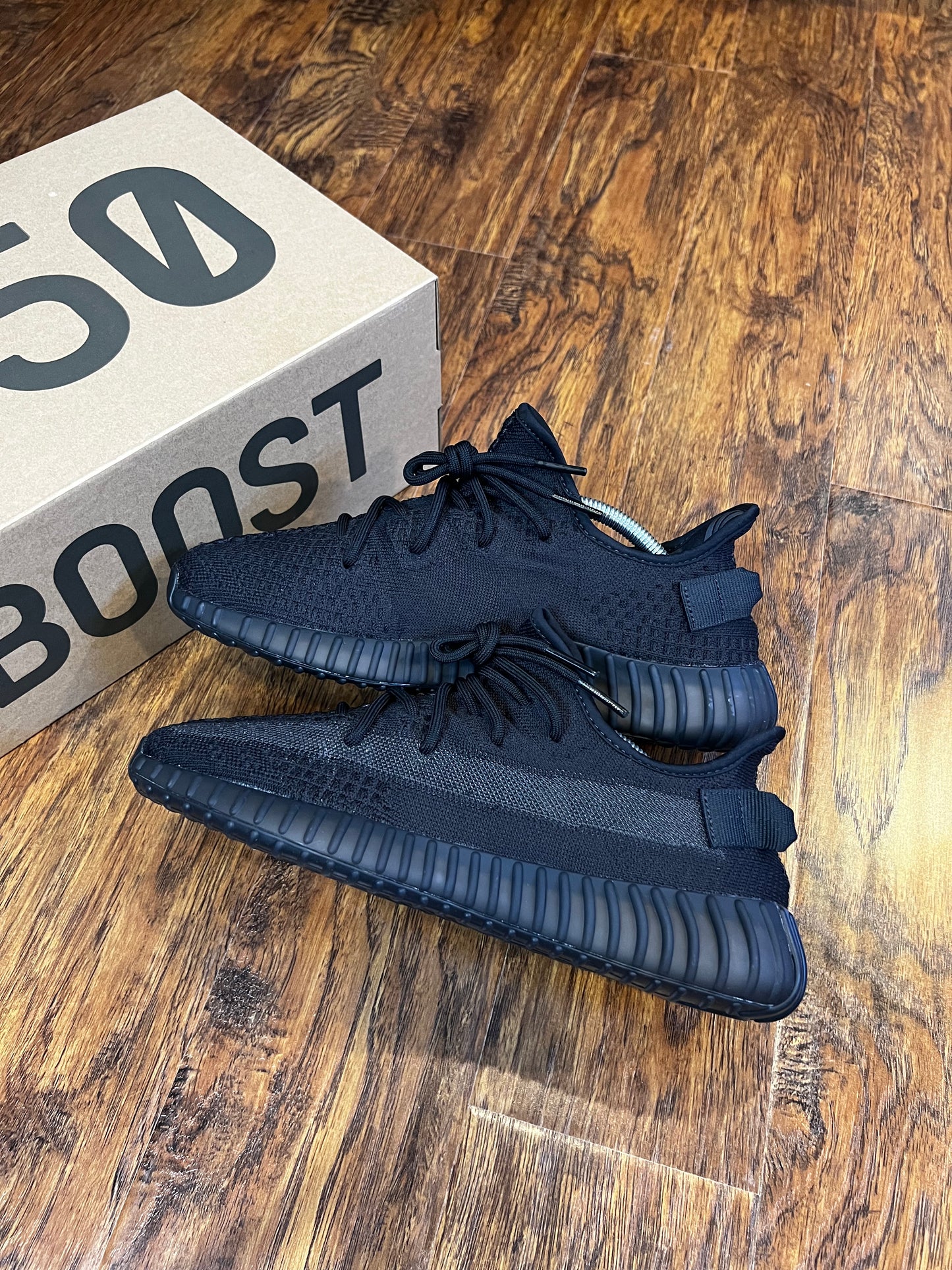 [PREOWNED SIZE 9.5] ONYX YEEZY 350