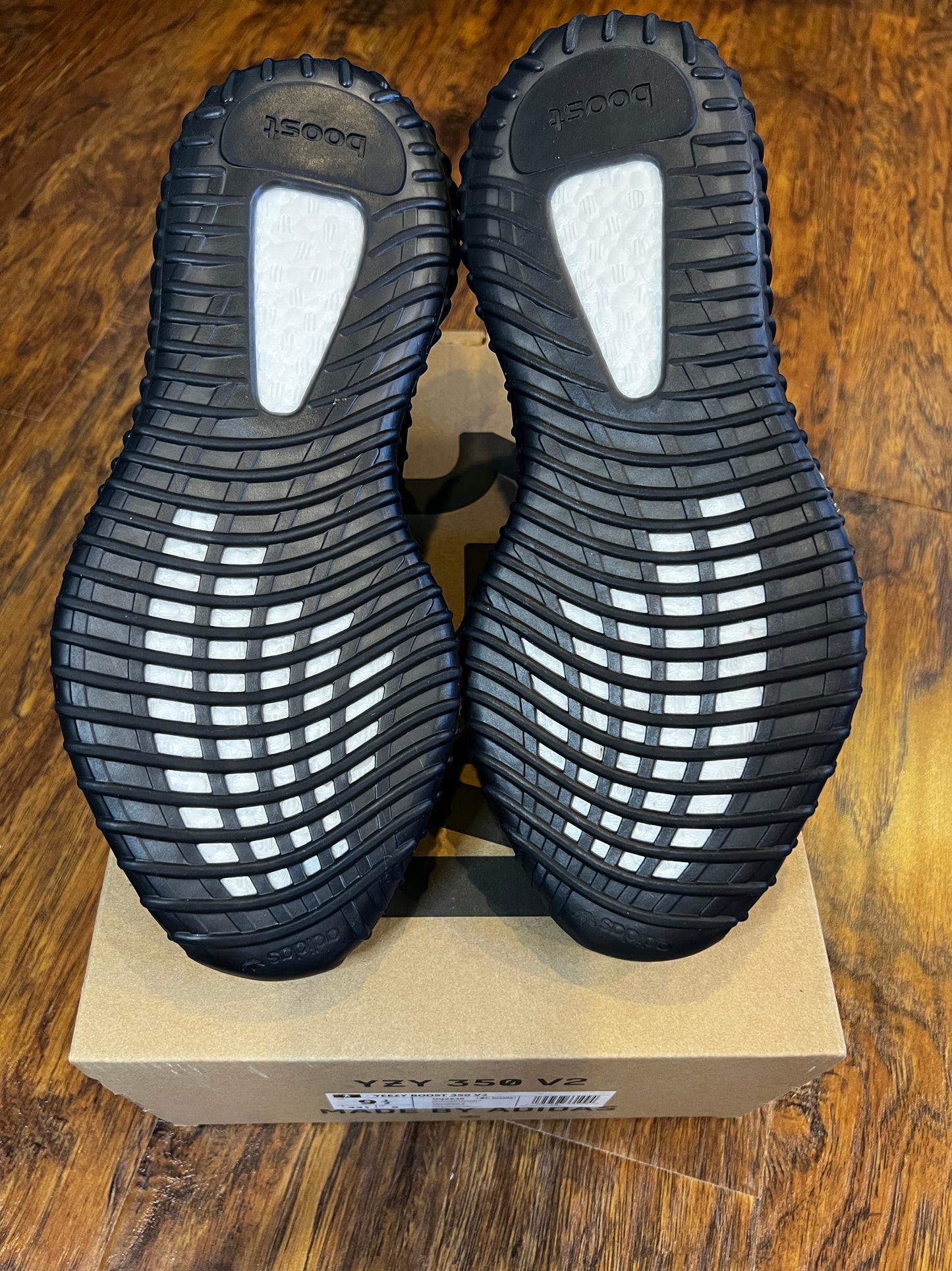 [PREOWNED SIZE 9.5] ONYX YEEZY 350