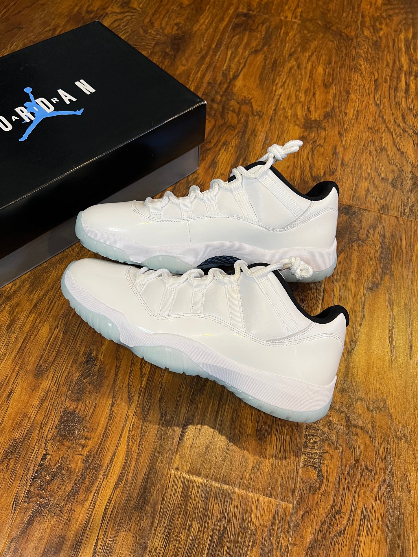 [NEW WITH FLAW] LEGEND BLUE JORDAN 11 LOW