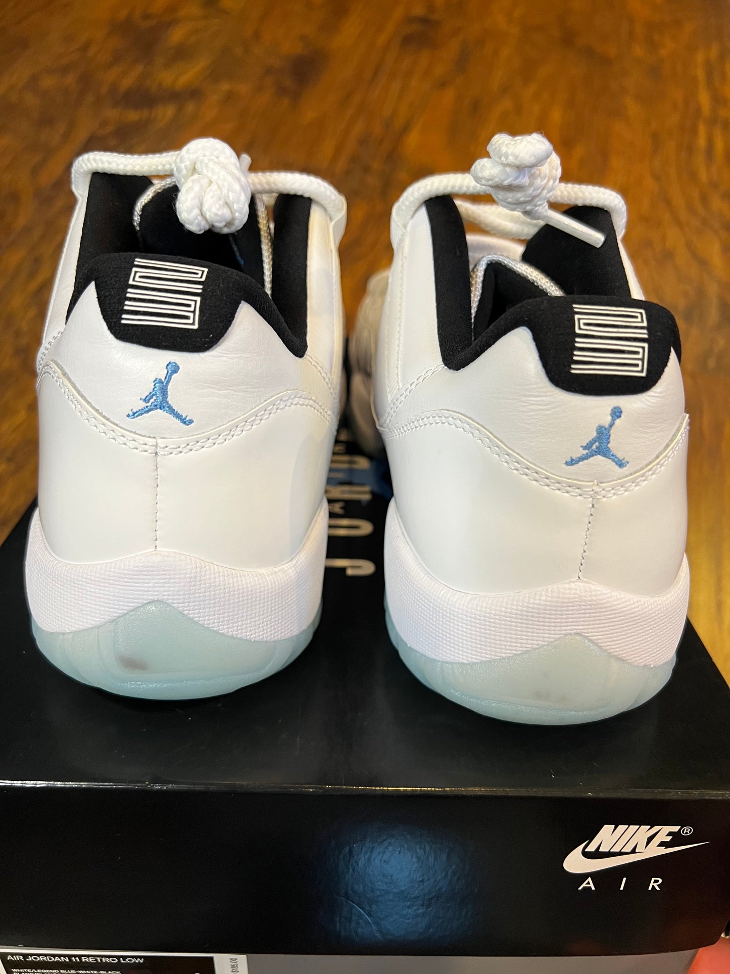 [NEW WITH FLAW] LEGEND BLUE JORDAN 11 LOW