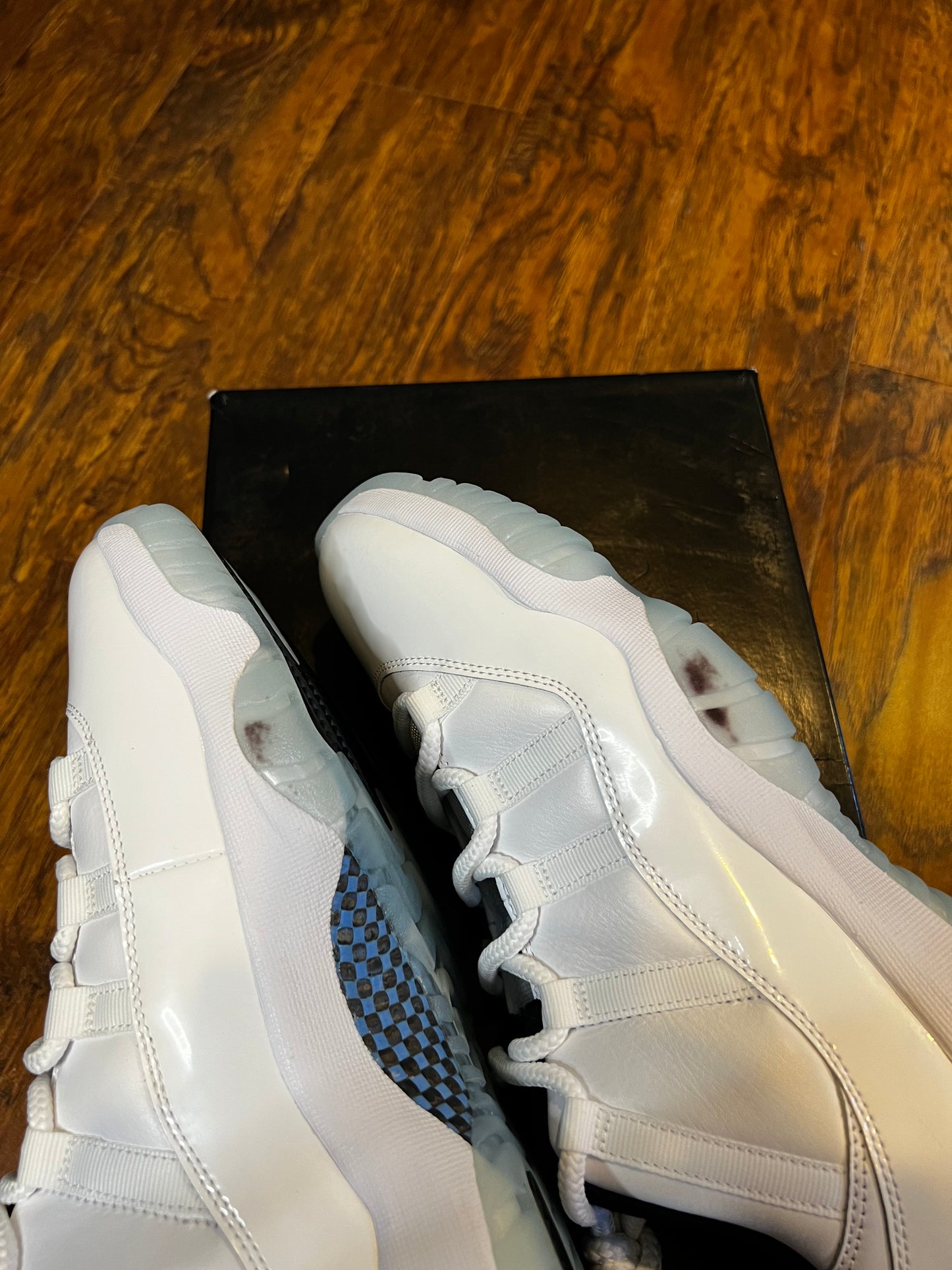 [NEW WITH FLAW] LEGEND BLUE JORDAN 11 LOW