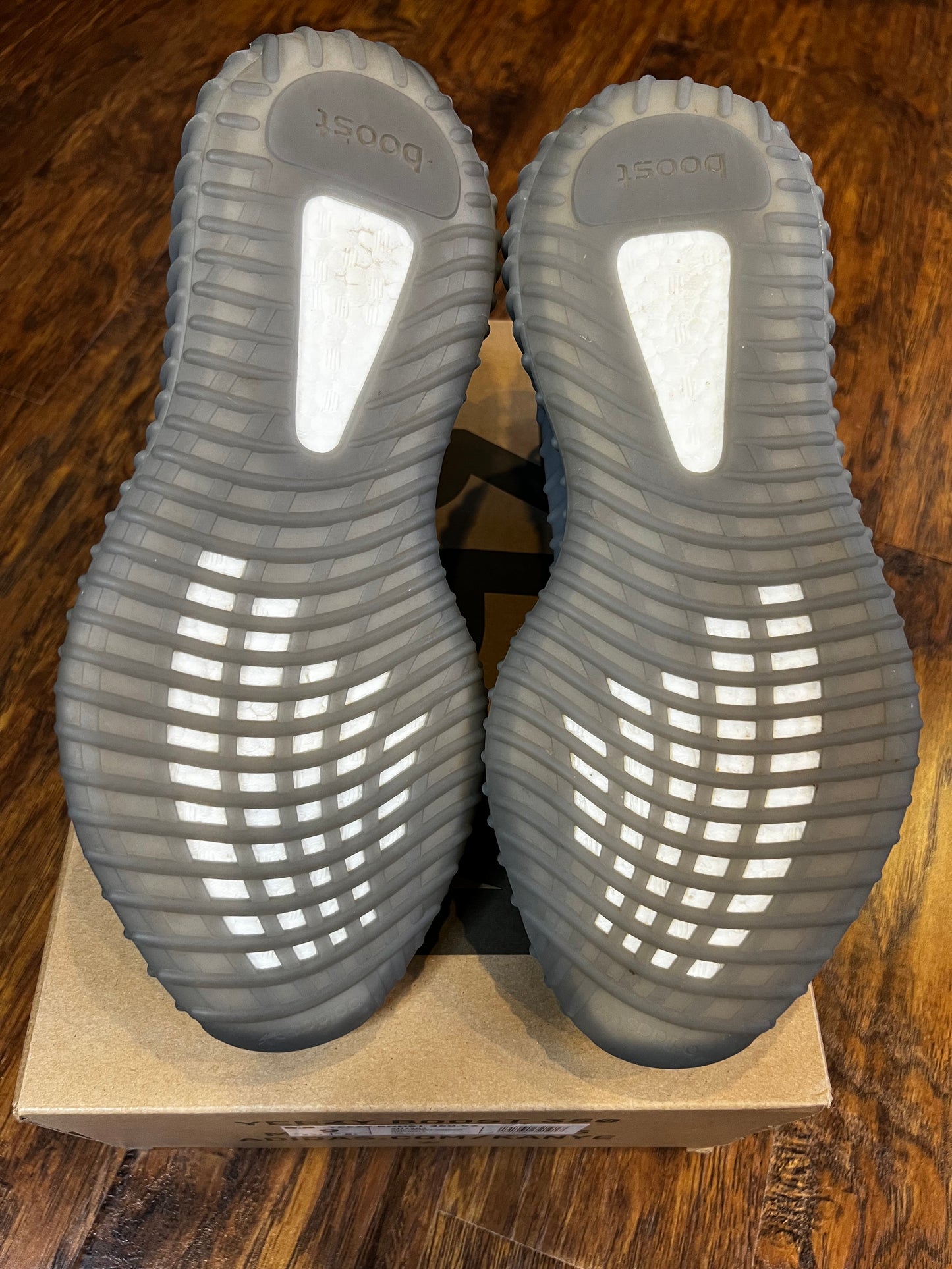 [PREOWNED SIZE 9] BELUGA 2.0 YEEZY 350