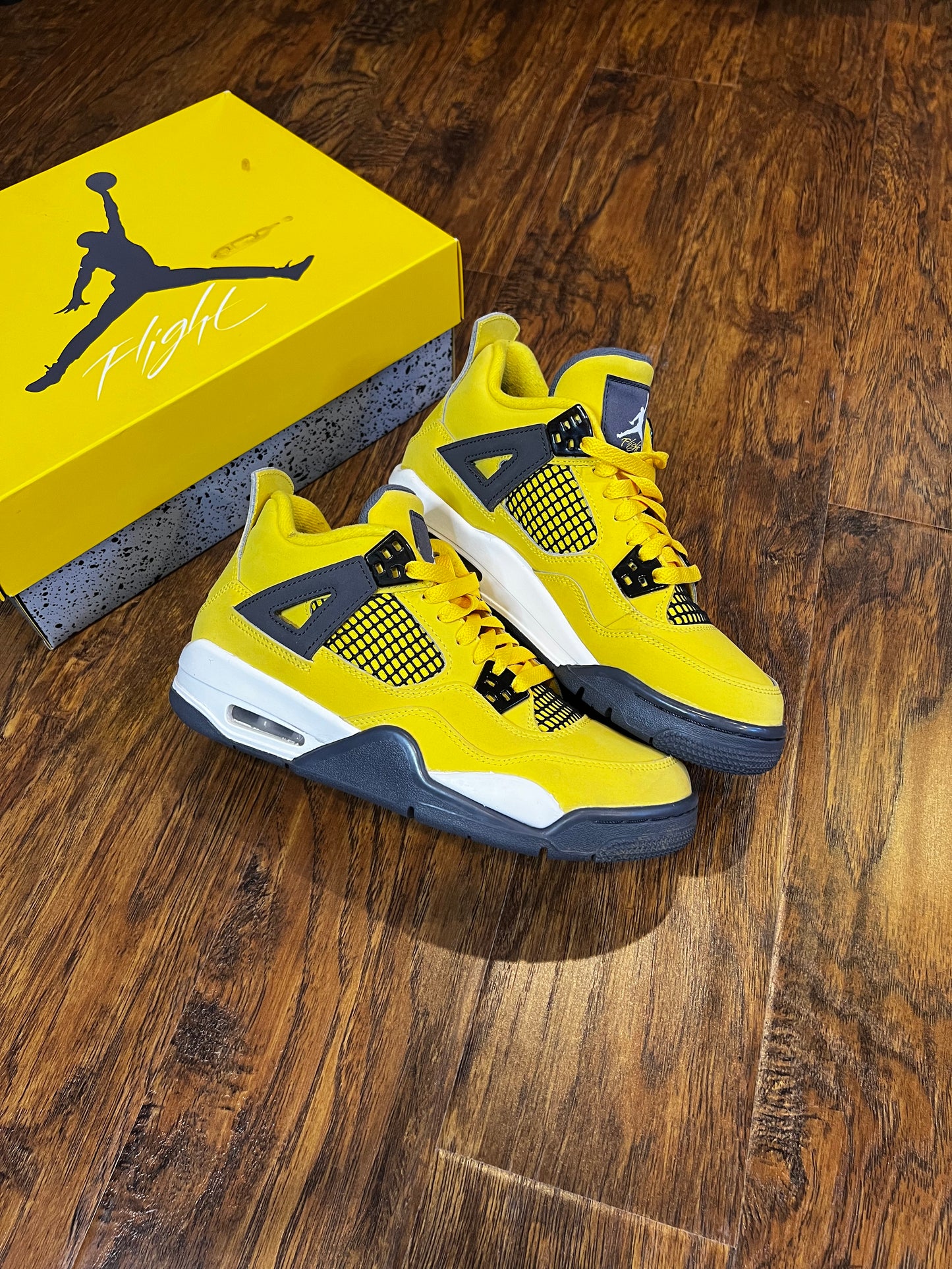 [PREOWNED SIZE 6Y] LIGHTING JORDAN 4