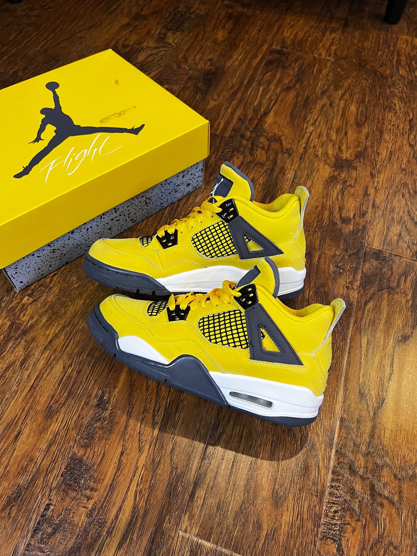 [PREOWNED SIZE 6Y] LIGHTING JORDAN 4